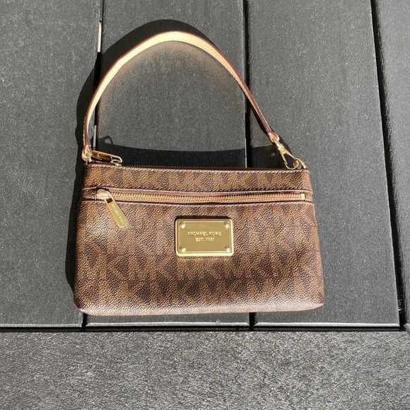 Michael Kors Handbags - Michael Kors Wristlet